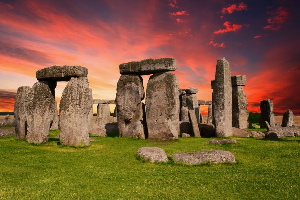 Ciel orangé d'un coucher de soleil sur les pierres à Stonehenge